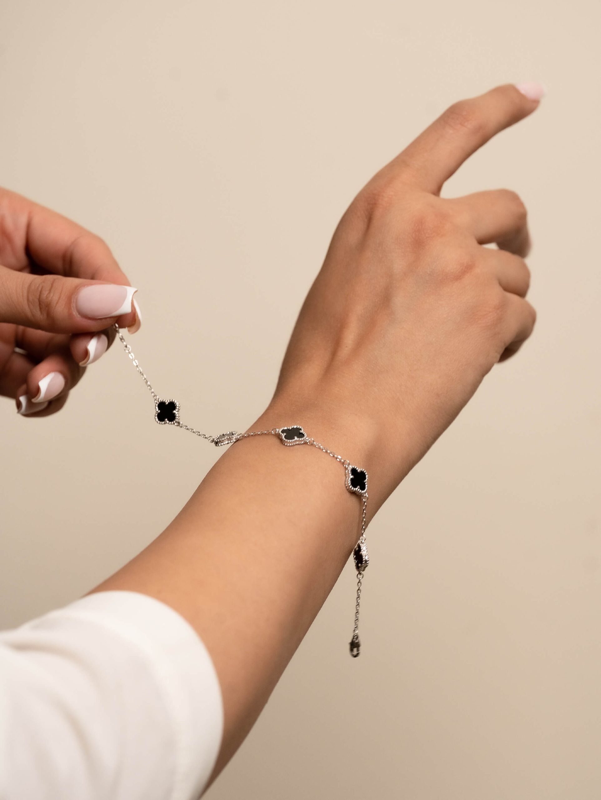 دستبند نقره ونکلیف مشکی پنج گل (طرح شبدر) - Image 2